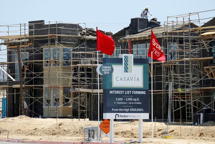 © Reuters. Construction of single family homes by Pardee Homes is seen in San Diego, California
