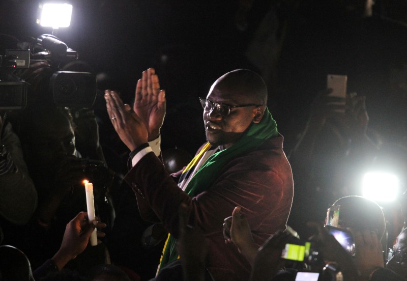 © Reuters. Zimbabwean Pastor Mawarire addresses followers after his release at Harare Magistrates court