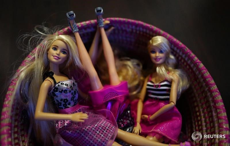 © Reuters. Plastic made Barbie figures of U.S. toy manufacturer Mattel are seen inside a basket at a children's indoor playing area in Hanau near Frankfurt
