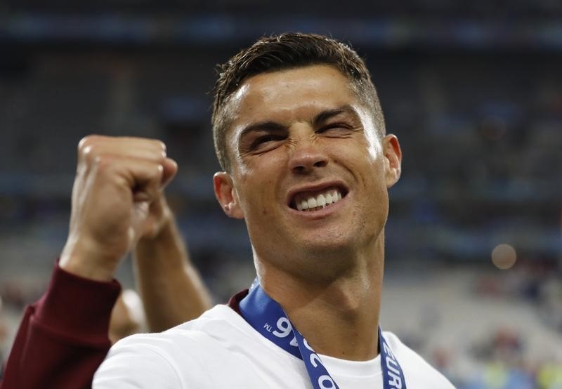 © Reuters. Ronaldo promete "volver más fuerte" después de su lesión de rodilla