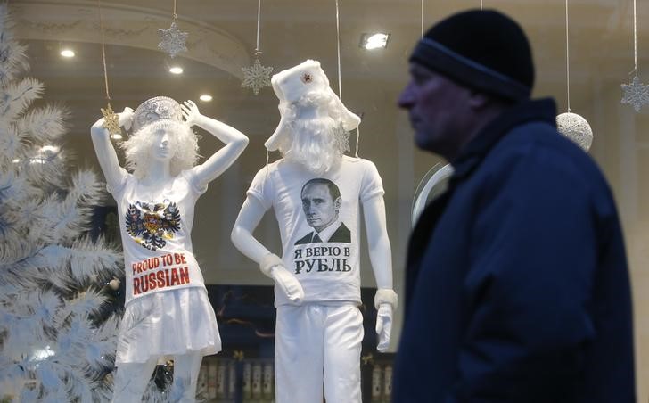 © Reuters. Манекены в витрине магазина в Москве