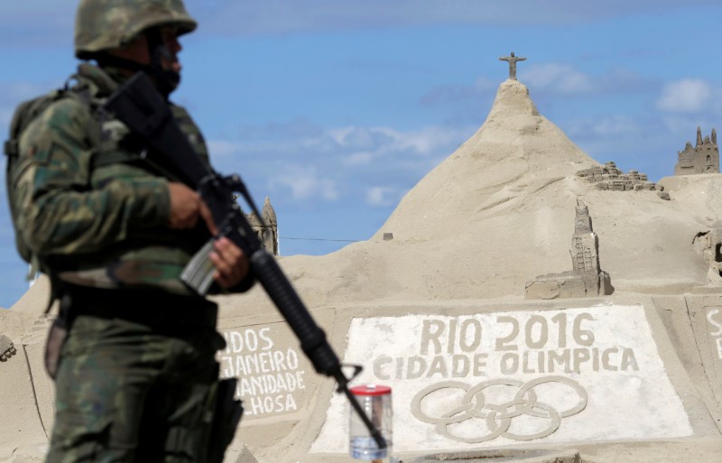 © Reuters. A Brazilian Army Forces soldier patrols on Copacabana beach ahead of the 2016 Rio Olympic games in Rio de Janeiro