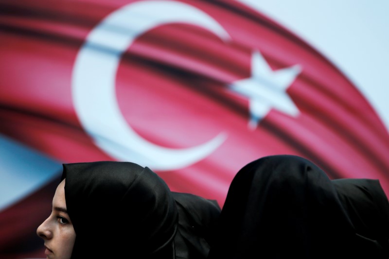 © Reuters. تلفزيون: وزارة التعليم التركية توقف 15200 موظف عن العمل