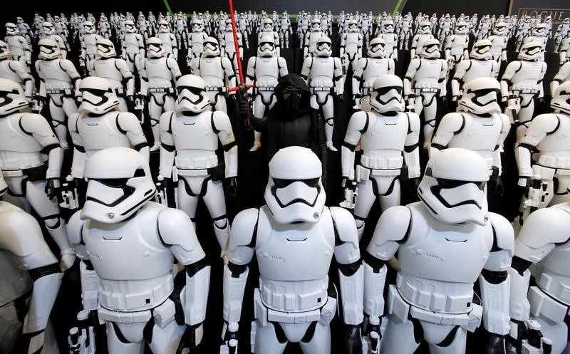 © Reuters. Pessoas vestidas de personagens da franquia "Star Wars" durante evento em Tóquio