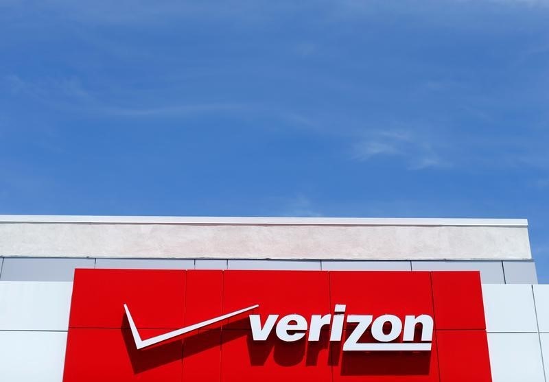 © Reuters. The logo of Verizon is seen in  San Diego, California