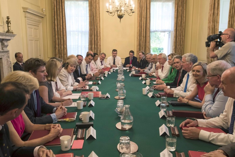 © Reuters. Prime Minister Theresa May (centre, left) holds her first Cabinet Meeting at Downing Street, in London