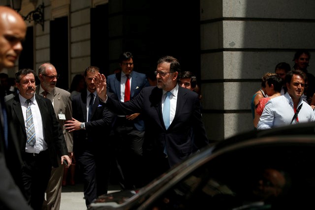 © Reuters. Spain's acting Prime Minister Mariano Rajoy leaves after attending the first session of parliament since a general election in Madrid