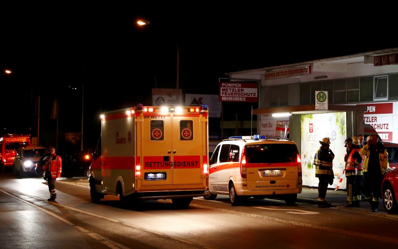 © Reuters. Carros de serviços de emergência vistos após ataque em trem na Alemanha