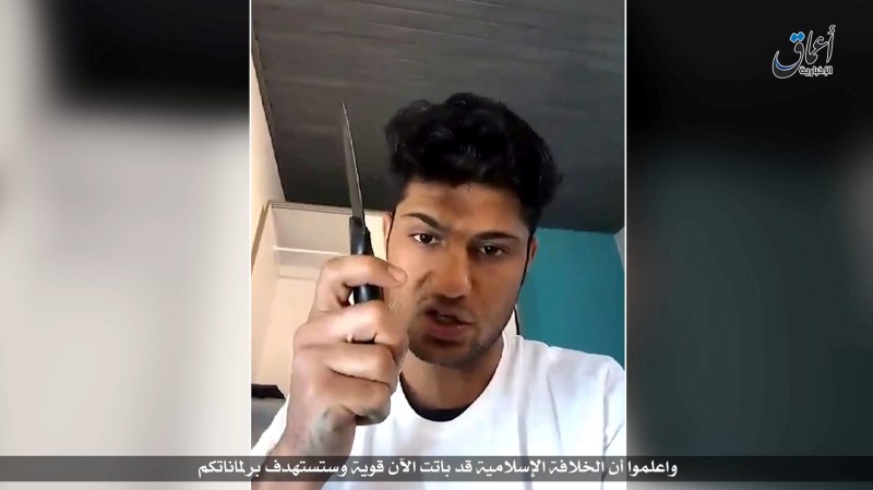 © Reuters. A still image from an undated video Islamic State posted July 19, 2016 in which a man whom it identifies as the Afghan refugee who attacked passengers with an axe on a train in Germany vows to carry out a suicide mission