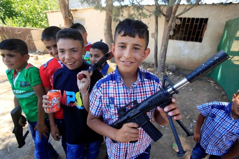 © Reuters. منظمة: نصف الأطفال السوريين اللاجئين في لبنان لا يلتحقون بمدارس