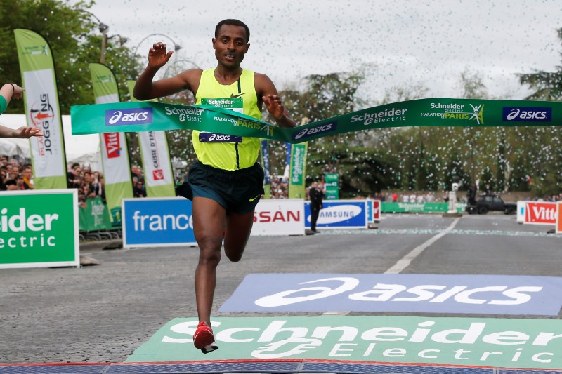 © Reuters. Bekele of Ethiopia crosses the finish line to win the 38th Paris Marathon in Paris