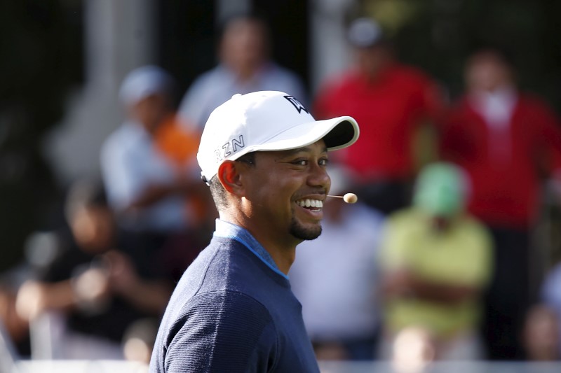 © Reuters. U.S. golfer Woods smiles during a golf clinic in Mexico City