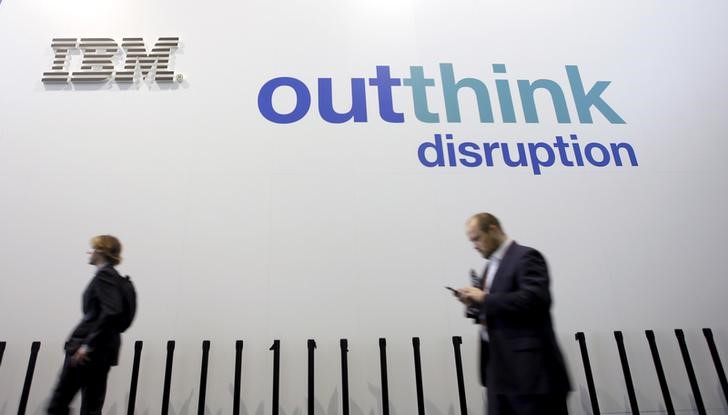 © Reuters. People walk past an IBM logo during the Mobile World Congress in Barcelona, Spain