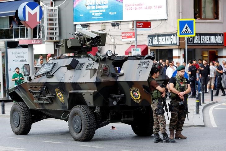 © Reuters. Miembros de las fuerzas especiales de policía turcas vigilan cerca de un hotel en Estambul
