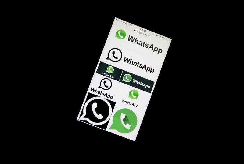 © Reuters. Logos do Whatsapp em tela de telefone celular em São Paulo