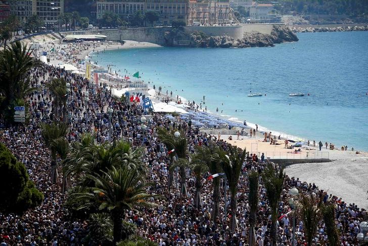 © Reuters. Multidão se reúne em Nice para homenagear vítimas de ataque no Dia da Bastilha