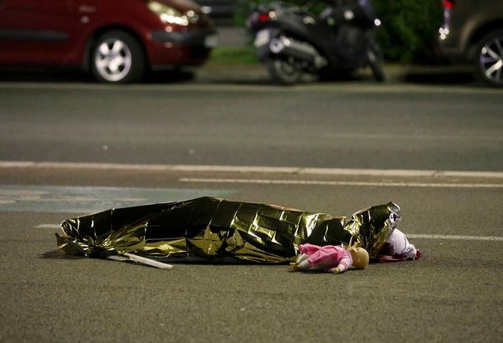 © Reuters. Corpo de vítima de ataque em Nice ao lado de boneca