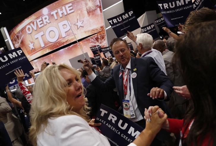 © Reuters. Delegados comemoram indicação de Trump como candidato republicano