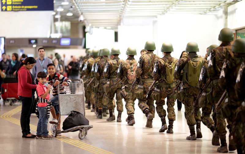 © Reuters. Brazilian Air force soldiers patrol the Tom Jobim International airport ahead of the 2016 Rio Olympics in Rio de Janeiro