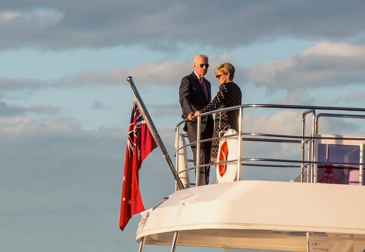 © Reuters. U.S. Vice President Joe Biden talks with Australian Foreign Affairs Minister Julie Bishop as they stand on a boat at sunset on Sydney Harbour