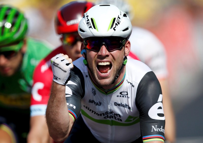 © Reuters. El ciclista británico Mark Cavendish, del equipo Dimension Data, celebra el triunfo en la sexta etapa del Tour de Francia.