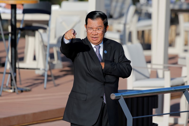 © Reuters. Hun Sen arrives for a family photo during ASEM in Ulaanbaatar