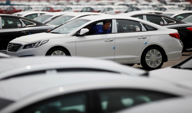 © Reuters. A worker drives a Hyundai sedan at a shipping yard in Pyeongtaek