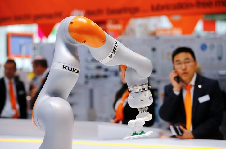© Reuters. A robot arm of German industrial robot maker Kuka is pictured at the company's stand in Hanover