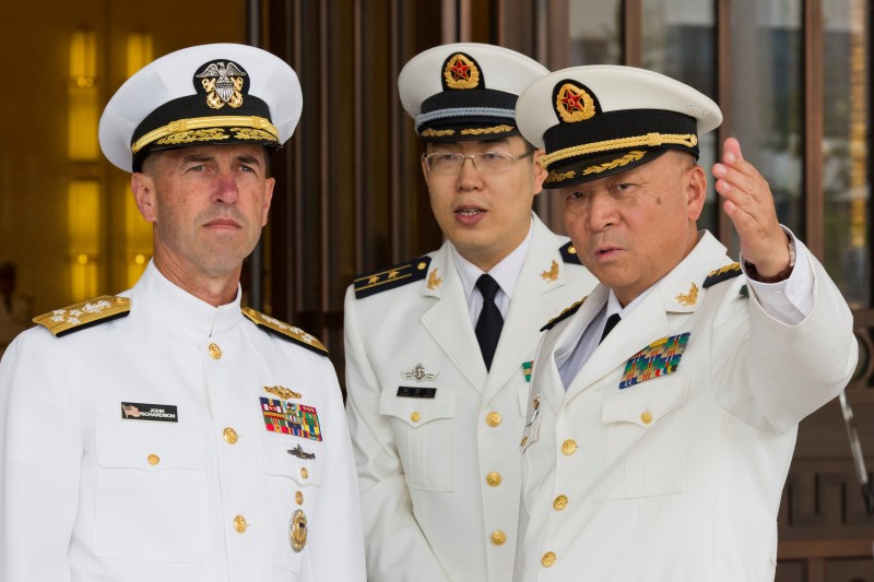 © Reuters. Commander of the Chinese navy, Admiral Wu Shengli points out the layout of the Chinese Navy Headquarters to visiting U.S. Chief of Naval Operations Admiral John Richardson during a welcome ceremony held at the Chinese Navy Headquarters in Beijing