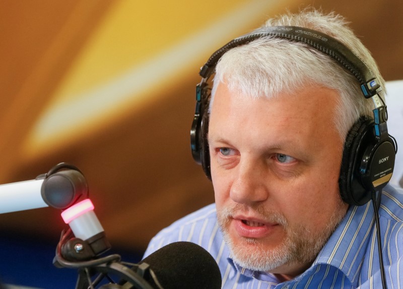 © Reuters. Journalist Pavel Sheremet talks on the air at a radio station in Kiev