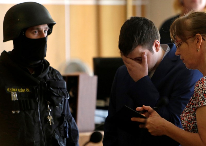 © Reuters. U.S. citizen Kevin Dahlgren, charged with quadruple murder of his Czech relatives in 2013, listens to a verdict at the Regional Court in Brno