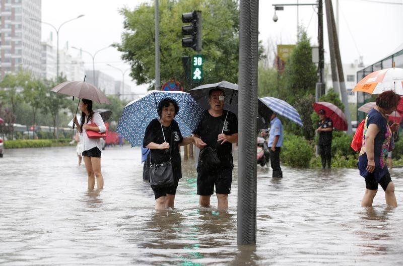 © Reuters. أمطار غزيرة تتسبب في أضرار كبيرة في العاصمة الصينية