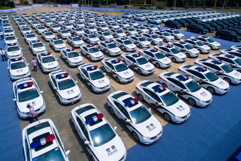 © Reuters. Police cars and other vehicles, which will serve during the upcoming G20 summit, are seen at a parking area in Hangzhou