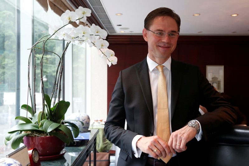© Reuters. secJyrki Katainen, EU Commission vice-president for jobs, growth, investment and competitiveness, poses at an event in Hong Kong