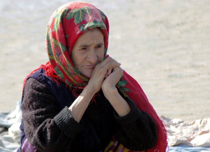 © Reuters. Turkmen woman sits at market in Choganli