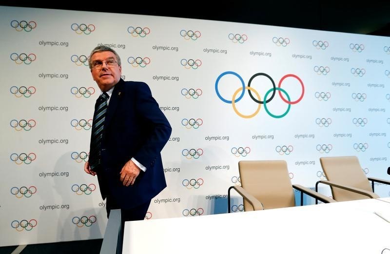 © Reuters. IOC President Bach leaves a news conference in Lausanne