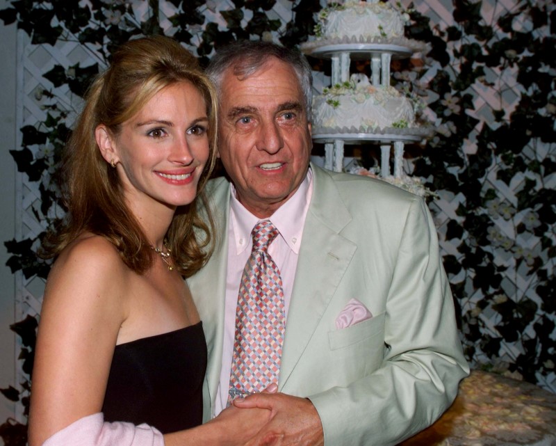 © Reuters. Diretor, produtor e escritor Garry Marshall e atriz Julia Roberts durante evento em Los Angeles