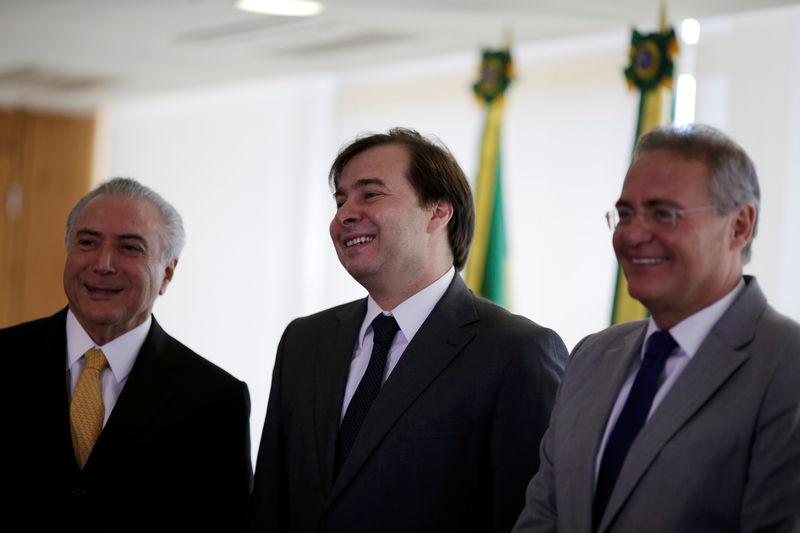 © Reuters. Presidente interino Michel Temer e presidentes da Câmara dos Deputados, Rodrigo Maia (DEM-RJ), e do Senado, Renan Calheiros (PMDB-AL)