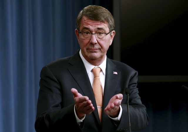© Reuters. U.S. Defense Secretary Carter speaks at a media briefing at the Pentagon in Washington