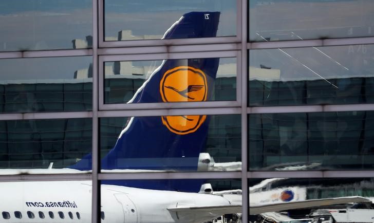 © Reuters. Planes of German air carrier Lufthansa AG are seen on the tarmac at Fraport airport in Frankfurt