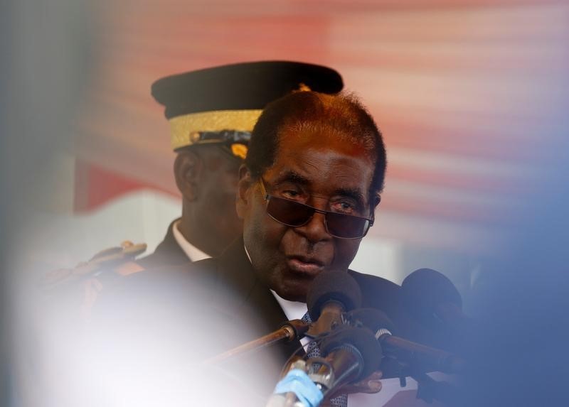 © Reuters. Zimbabwe's President Robert Mugabe attends the burial of National Hero Charles Utete at the Heroes Acre in Harare