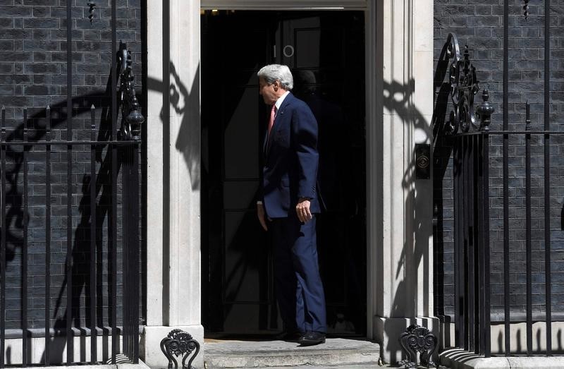 © Reuters. U.S. Secretary of State John Kerry turns as he prepares to walk into 10 Downing Street to meet Britain's Prime Minister Theresa May in London