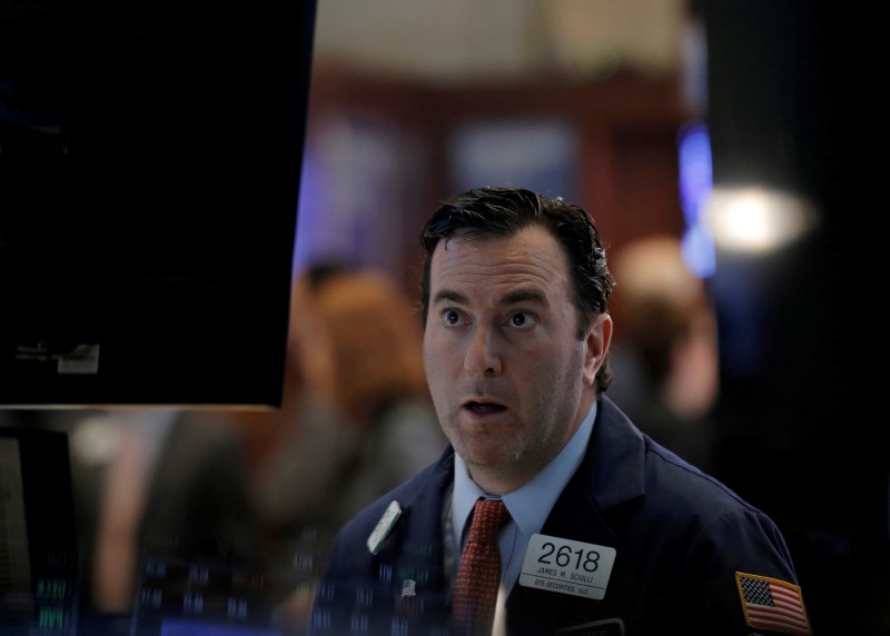 © Reuters. Traders work on the floor of the NYSE