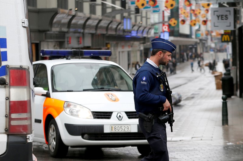 © Reuters. Policial visto em centro comercial em Bruxelas