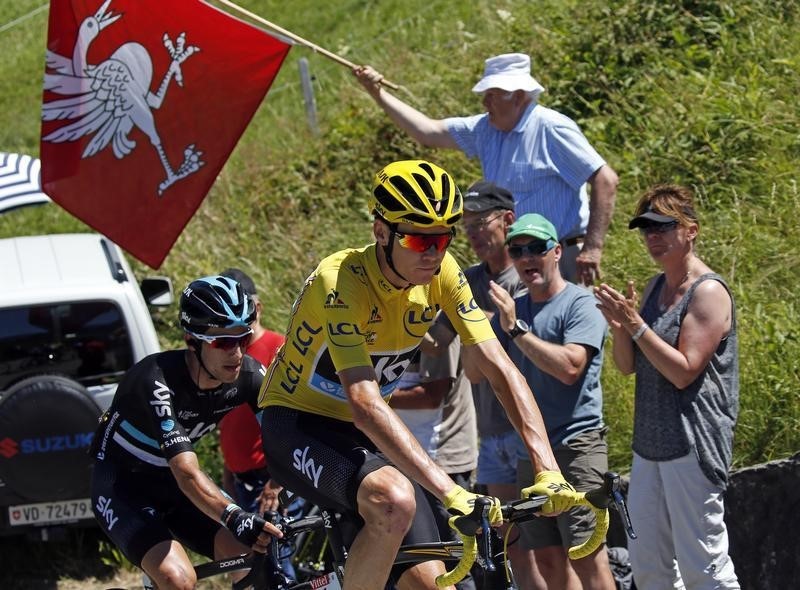 © Reuters. Froome vuelve a distanciarse de sus rivales y se acerca a su tercer Tour