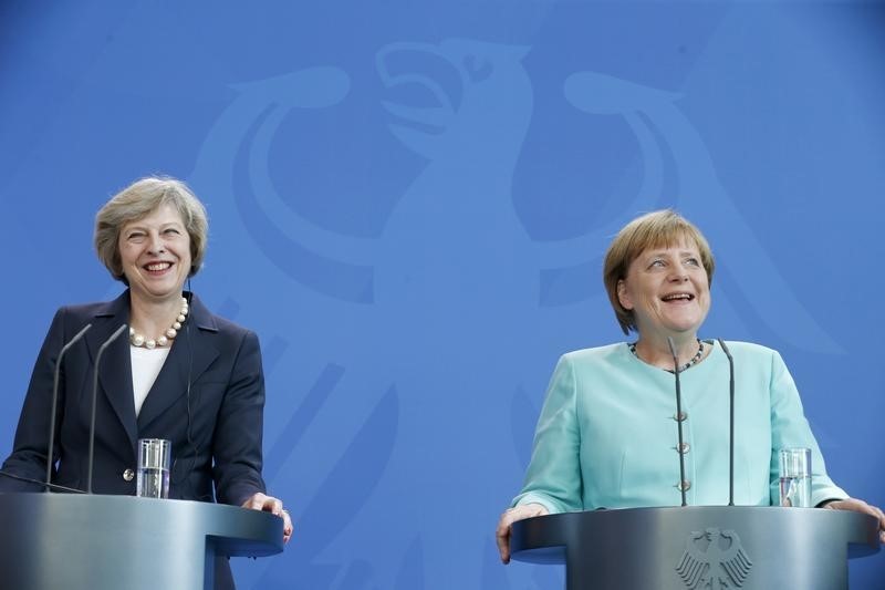 © Reuters. German Chancellor Merkel and British Prime Minister May address news conference in Berlin