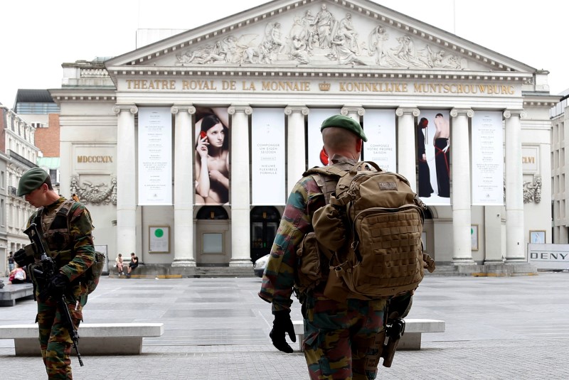 © Reuters. Belgian soldiers patrol on a square after a man was seen wearing a thick coat with wires in central Brussels