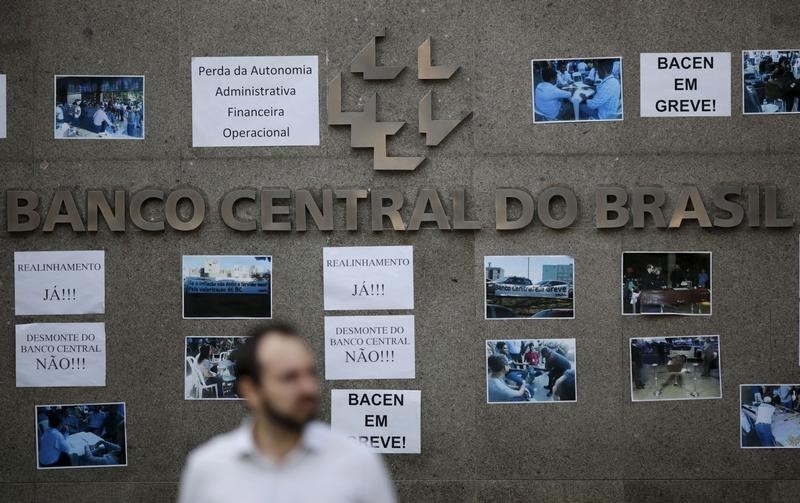 © Reuters. A man walks past a Brazil central bank logo at its headquarters in Brasilia