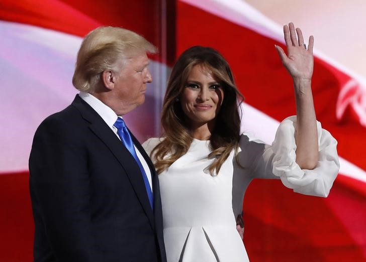 © Reuters. Melania Trump acena ao lado do marido Donald Trump em Cleveland