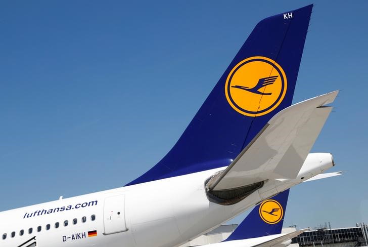 © Reuters. Planes of German air carrier Lufthansa AG are seen on the tarmac at Fraport airport in Frankfurt